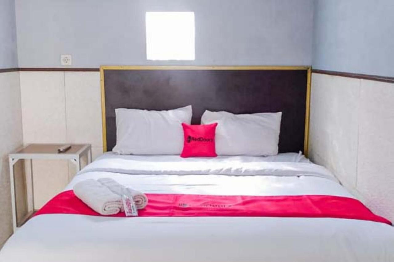 Hotel Reddoorz Syariah At Griya Soeratin Pacitan Zewnętrze zdjęcie