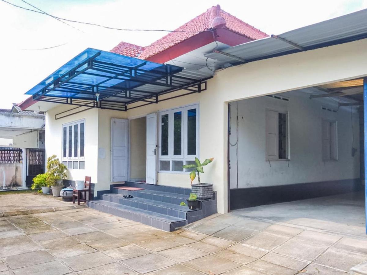 Hotel Reddoorz Syariah At Griya Soeratin Pacitan Zewnętrze zdjęcie